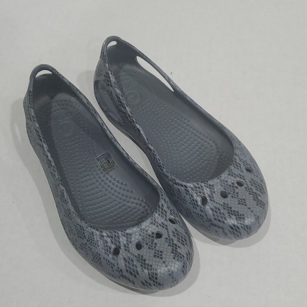 LIKE NEW CROCS Womens Snakeskin Slip On Closed Toe Shoes Size 6